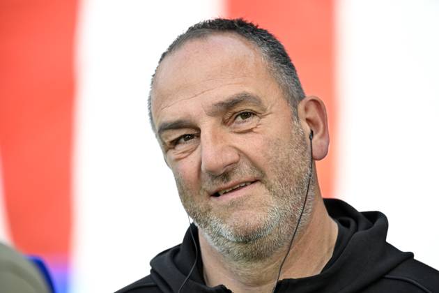 vor Spielbeginn: Trainer Coach Frank Schmidt 1. FC Heidenheim 1846 FCH Portrait 1. FC Heidenheim 1846 FCH vs FC Bayern Muenchen FCB 19.04.2025 DFL REGULATIONS PROHIBIT ANY USE OF PHOTOGRAPHS AS IMAGE SEQUENCES AND OR QUASI-VIDEO 1. FC Heidenheim 1846 FCH vs FC Bayern Muenchen FCB