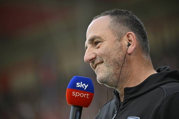 vor Spielbeginn: Trainer Coach Frank Schmidt 1. FC Heidenheim 1846 FCH Portrait im Interview Mikrofon Mikro Logo SKY 1. FC Heidenheim 1846 FCH vs FC Bayern Muenchen FCB 19.04.2025 DFL REGULATIONS PROHIBIT ANY USE OF PHOTOGRAPHS AS IMAGE SEQUENCES AND OR QUASI-VIDEO 1. FC Heidenheim 1846 FCH vs FC Bayern Muenchen FCB