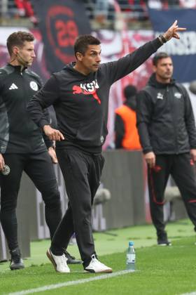 19.04.2025, xgox, Fussball 1. Bundesliga, RB Leipzig - Holstein Kiel emspor, v.l. Marcel Rapp (Kiel, Trainer) gibt Anweisungen, gestikuliert mit den Armen, gesticulate, gives instructions (DFL DFB REGULATIONS PROHIBIT ANY USE OF PHOTOGRAPHS as IMAGE SEQUENCES and or QUASI-VIDEO) Leipzig