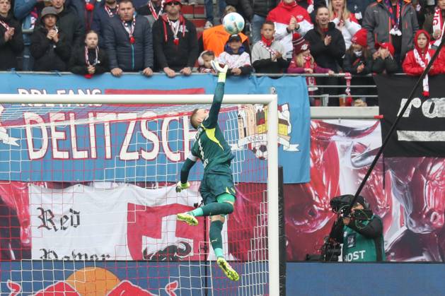 19.04.2025, xgox, Fussball 1. Bundesliga, RB Leipzig - Holstein Kiel emspor, v.l. Peter Gulasci (Leipzig, 1) Parade, haelt den Ball, faengt den Ball, pariert (DFL DFB REGULATIONS PROHIBIT ANY USE OF PHOTOGRAPHS as IMAGE SEQUENCES and or QUASI-VIDEO) Leipzig