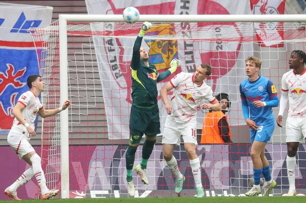 19.04.2025, xgox, Fussball 1. Bundesliga, RB Leipzig - Holstein Kiel emspor, v.l. Peter Gulasci (Leipzig, 1), Lukas Klostermann (Leipzig, 16) Parade, haelt den Ball, faengt den Ball, pariert (DFL DFB REGULATIONS PROHIBIT ANY USE OF PHOTOGRAPHS as IMAGE SEQUENCES and or QUASI-VIDEO) Leipzig