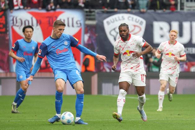 19.04.2025, xgox, Fussball 1. Bundesliga, RB Leipzig - Holstein Kiel emspor, v.l. Marko Ivezic (Kiel, 16), Ridle Baku (Leipzig, 17) (DFL DFB REGULATIONS PROHIBIT ANY USE OF PHOTOGRAPHS as IMAGE SEQUENCES and or QUASI-VIDEO) Leipzig