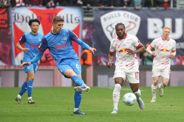 19.04.2025, xgox, Fussball 1. Bundesliga, RB Leipzig - Holstein Kiel emspor, v.l. Marko Ivezic (Kiel, 16), Ridle Baku (Leipzig, 17) (DFL DFB REGULATIONS PROHIBIT ANY USE OF PHOTOGRAPHS as IMAGE SEQUENCES and or QUASI-VIDEO) Leipzig