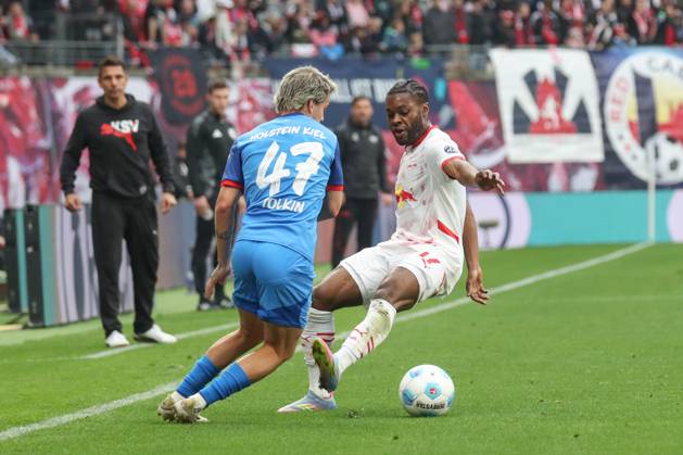 19.04.2025, xgox, Fussball 1. Bundesliga, RB Leipzig - Holstein Kiel emspor, v.l. John Tolkin (Kiel), Ridle Baku (Leipzig, 17) Zweikampf, Duell, Kampf, tackle (DFL DFB REGULATIONS PROHIBIT ANY USE OF PHOTOGRAPHS as IMAGE SEQUENCES and or QUASI-VIDEO) Leipzig