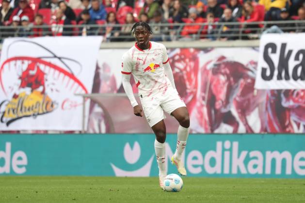 19.04.2025, xgox, Fussball 1. Bundesliga, RB Leipzig - Holstein Kiel emspor, v.l. El Chadaille Bitshiabu (Leipzig, 5) Freisteller, Einzelbild, Ganzkoerper, single frame (DFL DFB REGULATIONS PROHIBIT ANY USE OF PHOTOGRAPHS as IMAGE SEQUENCES and or QUASI-VIDEO) Leipzig