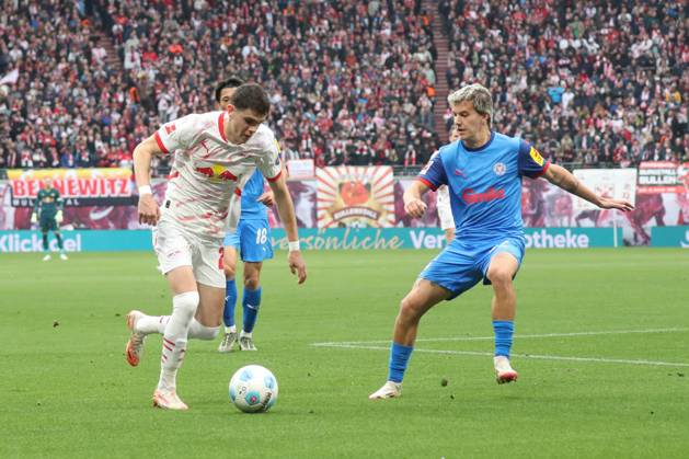 19.04.2025, xgox, Fussball 1. Bundesliga, RB Leipzig - Holstein Kiel emspor, v.l. Kosta Nedeljkovic (Leipzig, 21), John Tolkin (Kiel) (DFL DFB REGULATIONS PROHIBIT ANY USE OF PHOTOGRAPHS as IMAGE SEQUENCES and or QUASI-VIDEO) Leipzig