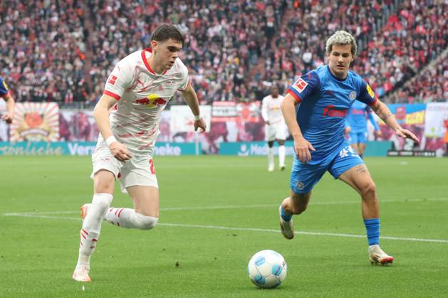 19.04.2025, xgox, Fussball 1. Bundesliga, RB Leipzig - Holstein Kiel emspor, v.l. Kosta Nedeljkovic (Leipzig, 21), John Tolkin (Kiel) (DFL DFB REGULATIONS PROHIBIT ANY USE OF PHOTOGRAPHS as IMAGE SEQUENCES and or QUASI-VIDEO) Leipzig