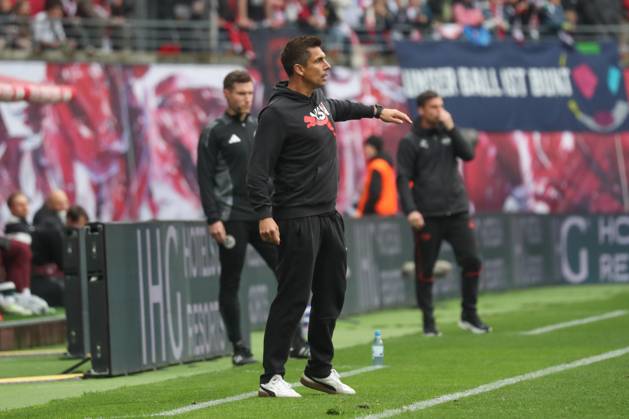 19.04.2025, xgox, Fussball 1. Bundesliga, RB Leipzig - Holstein Kiel emspor, v.l. Marcel Rapp (Kiel, Trainer) gibt Anweisungen, gestikuliert mit den Armen, gesticulate, gives instructions (DFL DFB REGULATIONS PROHIBIT ANY USE OF PHOTOGRAPHS as IMAGE SEQUENCES and or QUASI-VIDEO) Leipzig