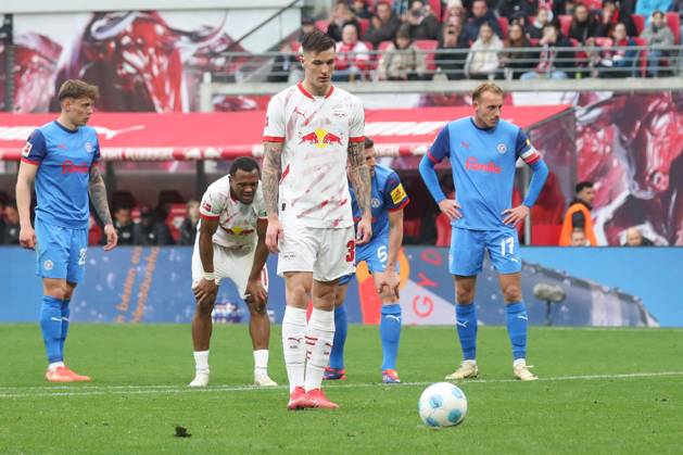 19.04.2025, xgox, Fussball 1.Bundesliga, RB Leipzig - Holstein Kiel emspor, v.l. Benjamin Sesko (Leipzig, 30) trifft per Elfmeter zum 1:1(DFL DFB REGULATIONS PROHIBIT ANY USE OF PHOTOGRAPHS as IMAGE SEQUENCES and or QUASI-VIDEO) Leipzig