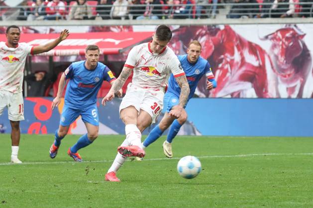 19.04.2025, xgox, Fussball 1.Bundesliga, RB Leipzig - Holstein Kiel emspor, v.l. Benjamin Sesko (Leipzig, 30) trifft per Elfmeter zum 1:1(DFL DFB REGULATIONS PROHIBIT ANY USE OF PHOTOGRAPHS as IMAGE SEQUENCES and or QUASI-VIDEO) Leipzig