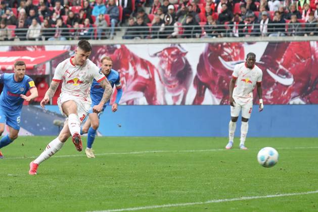 19.04.2025, xgox, Fussball 1.Bundesliga, RB Leipzig - Holstein Kiel emspor, v.l. Benjamin Sesko (Leipzig, 30) trifft per Elfmeter zum 1:1(DFL DFB REGULATIONS PROHIBIT ANY USE OF PHOTOGRAPHS as IMAGE SEQUENCES and or QUASI-VIDEO) Leipzig