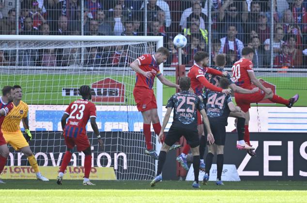 Strafraumszene, Torraumszene Kopfballduell Zweikampf Aktion Patrick Mainka 1. FC Heidenheim 1846 FCH (06) 1. FC Heidenheim 1846 FCH vs FC Bayern Muenchen FCB 19.04.2025 DFL REGULATIONS PROHIBIT ANY USE OF PHOTOGRAPHS AS IMAGE SEQUENCES AND OR QUASI-VIDEO 1. FC Heidenheim 1846 FCH vs FC Bayern Muenchen FCB