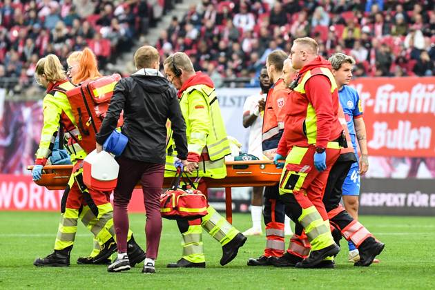 Fußball I Herren I Saison 2024-2025 I Bundesliga I 30. Spieltag I RB Leipzig - Holstein Kiel I 19.04.2025 Peter Gulacsi (1, RB Leipzig) muss nach dem Zusammenprall verletzt auf einer Trage aus dem Stadion transportiert werden. Leipzig Red Bull Arena Sachsen Deutschland Copyright: xLobeca InesxHähnelx