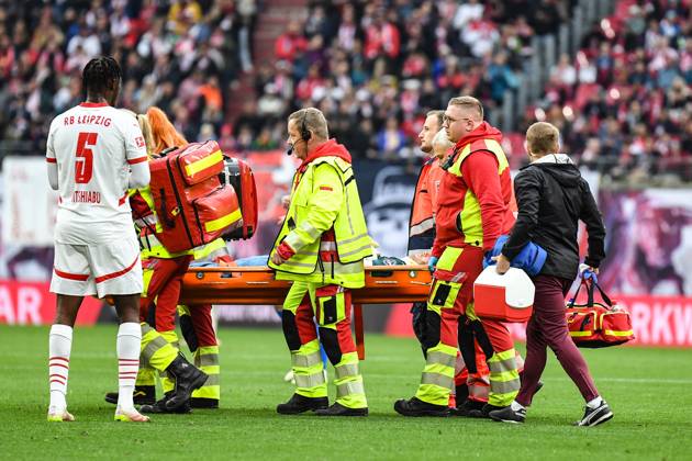 Fußball I Herren I Saison 2024-2025 I Bundesliga I 30. Spieltag I RB Leipzig - Holstein Kiel I 19.04.2025 Peter Gulacsi (1, RB Leipzig) wird nach dem Zusammenprall von Sanitätern auf der Trage aus dem Stadion transportiert. Leipzig Red Bull Arena Sachsen Deutschland Copyright: xLobeca InesxHähnelx