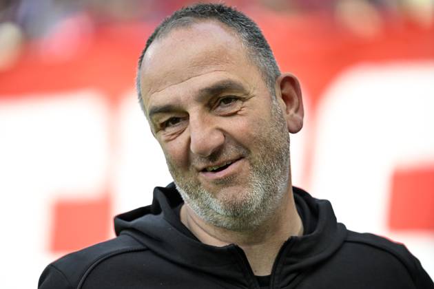 vor Spielbeginn: Trainer Coach Frank Schmidt 1. FC Heidenheim 1846 FCH Portrait 1. FC Heidenheim 1846 FCH vs FC Bayern Muenchen FCB 19.04.2025 DFL REGULATIONS PROHIBIT ANY USE OF PHOTOGRAPHS AS IMAGE SEQUENCES AND OR QUASI-VIDEO 1. FC Heidenheim 1846 FCH vs FC Bayern Muenchen FCB