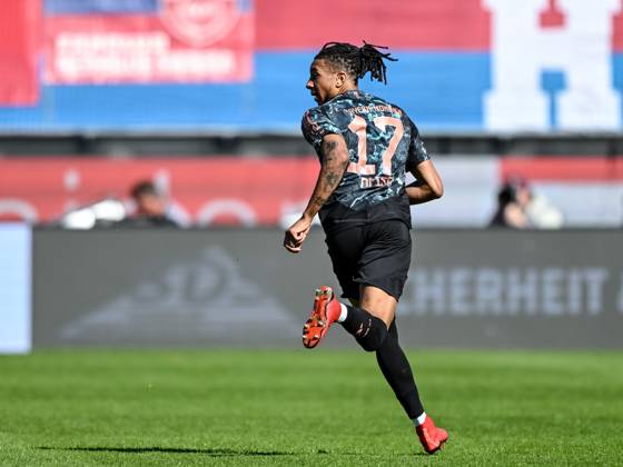 Michael Olise (FC Bayern Muenchen) Schaut waehrend des Spiels der 1. Bundesliga zwischen 1. FC Heidenheim 1846 und FC Bayern München, Voith-Arena am 19. April 2025 in Heidenheim, Deutschland. (Foto von Harry Langer DeFodi Images) +++ Michael Olise (FC Bayern Muenchen) Looks on during the Bundesliga match between 1. FC Heidenheim 1846 and FC Bayern München at Voith Arena on April 19, 2025 in Heidenheim, Germany. (Photo by Harry Langer DeFodi Images) DFL regulations prohibit any use of photographs as image sequences and or quasi-video. (Photo by Harry Langer DeFodi Images) DFL regulations prohibit any use of photographs as image sequences and or quasi-video.