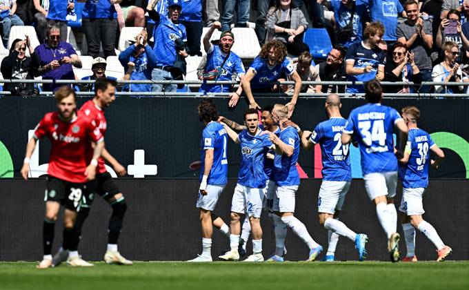 20.04.2025, xfux, Fussball 2.Bundesliga, SV Darmstadt 98 - Hannover 96 v.l. Torschuetze Torschütze Fraser Hornby (SV Darmstadt 98), Sergio Lopez Lopez (SV Darmstadt 98), Jean-Paul BoÃ«tius Boetius (SV Darmstadt 98) und Spieler von SV Darmstadt 98 Torjubel, Jubel, Goal celebration, celebrate the goal zum 1:0 jubelnd bejubelt jubelt jubeln Jubel (DFL DFB REGULATIONS PROHIBIT ANY USE OF PHOTOGRAPHS as IMAGE SEQUENCES and or QUASI-VIDEO. Eine Lizenzierung dieses Bildes an und oder durch den SV Darmstadt 1898 e.V. sowie Tochterunternehmen ist nicht gestattet. No release of or sale to SV Darmstadt 1898 e.V.) Darmstadt