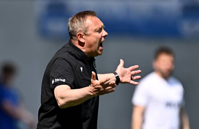 20.04.2025, xfux, Fussball 2.Bundesliga, SV Darmstadt 98 - Hannover 96 v.l. Trainer Andre Breitenreiter (Hannover 96) enttaeuscht, enttaeuscht schauend, dissapointed gibt Anweisungen, gestikuliert, mit den Armen gestikulieren gives instructions, gesticulate, gesticolando. (DFL DFB REGULATIONS PROHIBIT ANY USE OF PHOTOGRAPHS as IMAGE SEQUENCES and or QUASI-VIDEO. Eine Lizenzierung dieses Bildes an und oder durch den SV Darmstadt 1898 e.V. sowie Tochterunternehmen ist nicht gestattet. No release of or sale to SV Darmstadt 1898 e.V.) Darmstadt