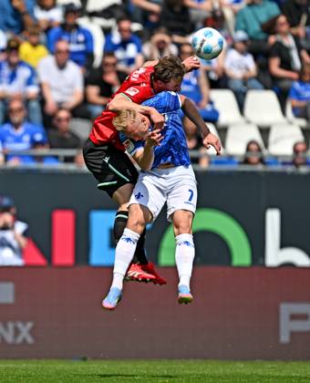 20.04.2025, xfux, Fussball 2.Bundesliga, SV Darmstadt 98 - Hannover 96 v.l. Phil Neumann (Hannover 96), Isac Lidberg (SV Darmstadt 98) Kopfball, Kopfballduell (DFL DFB REGULATIONS PROHIBIT ANY USE OF PHOTOGRAPHS as IMAGE SEQUENCES and or QUASI-VIDEO. Eine Lizenzierung dieses Bildes an und oder durch den SV Darmstadt 1898 e.V. sowie Tochterunternehmen ist nicht gestattet. No release of or sale to SV Darmstadt 1898 e.V.) Darmstadt