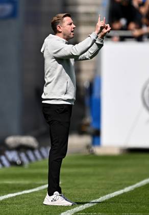 20.04.2025, xfux, Fussball 2.Bundesliga, SV Darmstadt 98 - Hannover 96 v.l. Trainer Florian Kohfeldt (SV Darmstadt 98) gibt Anweisungen, gestikuliert, mit den Armen gestikulieren gives instructions, gesticulate, gesticolando. (DFL DFB REGULATIONS PROHIBIT ANY USE OF PHOTOGRAPHS as IMAGE SEQUENCES and or QUASI-VIDEO. Eine Lizenzierung dieses Bildes an und oder durch den SV Darmstadt 1898 e.V. sowie Tochterunternehmen ist nicht gestattet. No release of or sale to SV Darmstadt 1898 e.V.) Darmstadt