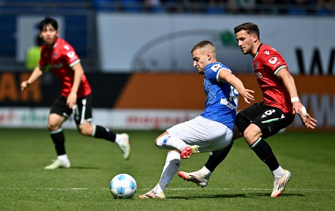 20.04.2025, xfux, Fussball 2.Bundesliga, SV Darmstadt 98 - Hannover 96 v.l. Fabian Nürnberger Nuernberger (SV Darmstadt 98), Enzo Leopold (Hannover 96) (DFL DFB REGULATIONS PROHIBIT ANY USE OF PHOTOGRAPHS as IMAGE SEQUENCES and or QUASI-VIDEO. Eine Lizenzierung dieses Bildes an und oder durch den SV Darmstadt 1898 e.V. sowie Tochterunternehmen ist nicht gestattet. No release of or sale to SV Darmstadt 1898 e.V.) Darmstadt