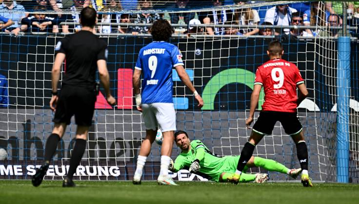 20.04.2025, xfux, Fussball 2.Bundesliga, SV Darmstadt 98 - Hannover 96 v.l. Fraser Hornby (SV Darmstadt 98), Ron-Robert Ron Robert Zieler (Hannover 96), Nicola Tresoldi (Hannover 96) (DFL DFB REGULATIONS PROHIBIT ANY USE OF PHOTOGRAPHS as IMAGE SEQUENCES and or QUASI-VIDEO. Eine Lizenzierung dieses Bildes an und oder durch den SV Darmstadt 1898 e.V. sowie Tochterunternehmen ist nicht gestattet. No release of or sale to SV Darmstadt 1898 e.V.) Darmstadt