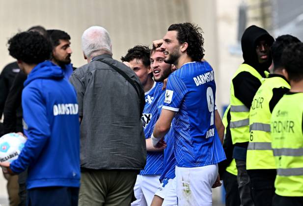 20.04.2025, xfux, Fussball 2.Bundesliga, SV Darmstadt 98 - Hannover 96 v.l. Torschuetze Torschütze Killian Corredor (SV Darmstadt 98), Fraser Hornby (SV Darmstadt 98) Torjubel, Jubel, Goal celebration, celebrate the goal zum 2:1 jubelnd bejubelt jubelt jubeln Jubel (DFL DFB REGULATIONS PROHIBIT ANY USE OF PHOTOGRAPHS as IMAGE SEQUENCES and or QUASI-VIDEO. Eine Lizenzierung dieses Bildes an und oder durch den SV Darmstadt 1898 e.V. sowie Tochterunternehmen ist nicht gestattet. No release of or sale to SV Darmstadt 1898 e.V.) Darmstadt