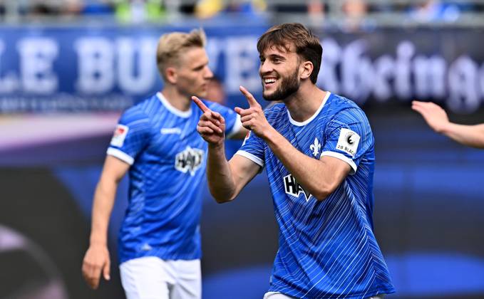 20.04.2025, xfux, Fussball 2.Bundesliga, SV Darmstadt 98 - Hannover 96 v.l. Torschuetze Torschütze Killian Corredor (SV Darmstadt 98) Torjubel, Jubel, Goal celebration, celebrate the goal zum 2:1 jubelnd bejubelt jubelt jubeln Jubel (DFL DFB REGULATIONS PROHIBIT ANY USE OF PHOTOGRAPHS as IMAGE SEQUENCES and or QUASI-VIDEO. Eine Lizenzierung dieses Bildes an und oder durch den SV Darmstadt 1898 e.V. sowie Tochterunternehmen ist nicht gestattet. No release of or sale to SV Darmstadt 1898 e.V.) Darmstadt