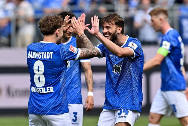 20.04.2025, xfux, Fussball 2.Bundesliga, SV Darmstadt 98 - Hannover 96 v.l. Luca Marseiler (SV Darmstadt 98), Torschuetze Torschütze Killian Corredor (SV Darmstadt 98) Torjubel, Jubel, Goal celebration, celebrate the goal zum 2:1 jubelnd bejubelt jubelt jubeln Jubel (DFL DFB REGULATIONS PROHIBIT ANY USE OF PHOTOGRAPHS as IMAGE SEQUENCES and or QUASI-VIDEO. Eine Lizenzierung dieses Bildes an und oder durch den SV Darmstadt 1898 e.V. sowie Tochterunternehmen ist nicht gestattet. No release of or sale to SV Darmstadt 1898 e.V.) Darmstadt