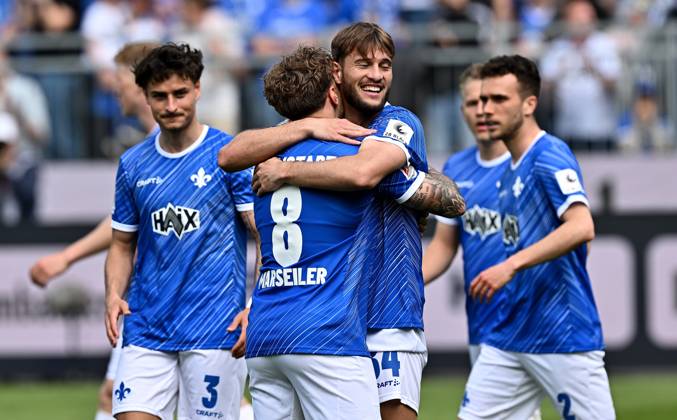 20.04.2025, xfux, Fussball 2.Bundesliga, SV Darmstadt 98 - Hannover 96 v.l. Luca Marseiler (SV Darmstadt 98), Torschuetze Torschütze Killian Corredor (SV Darmstadt 98) Torjubel, Jubel, Goal celebration, celebrate the goal zum 2:1 jubelnd bejubelt jubelt jubeln Jubel (DFL DFB REGULATIONS PROHIBIT ANY USE OF PHOTOGRAPHS as IMAGE SEQUENCES and or QUASI-VIDEO. Eine Lizenzierung dieses Bildes an und oder durch den SV Darmstadt 1898 e.V. sowie Tochterunternehmen ist nicht gestattet. No release of or sale to SV Darmstadt 1898 e.V.) Darmstadt