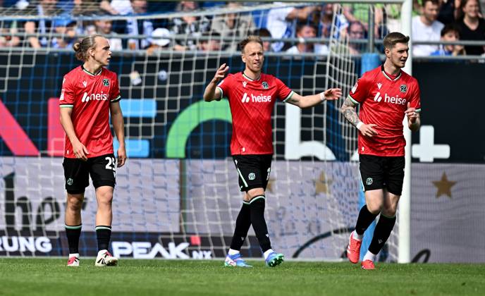 20.04.2025, xfux, Fussball 2.Bundesliga, SV Darmstadt 98 - Hannover 96 v.l. Lars Gindorf (Hannover 96), Havard Nielsen (Hannover 96) enttaeuscht, enttaeuscht schauend, dissapointed gibt Anweisungen, gestikuliert, mit den Armen gestikulieren gives instructions, gesticulate, gesticolando. (DFL DFB REGULATIONS PROHIBIT ANY USE OF PHOTOGRAPHS as IMAGE SEQUENCES and or QUASI-VIDEO. Eine Lizenzierung dieses Bildes an und oder durch den SV Darmstadt 1898 e.V. sowie Tochterunternehmen ist nicht gestattet. No release of or sale to SV Darmstadt 1898 e.V.) Darmstadt