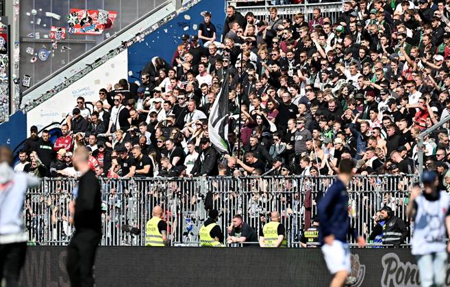 20.04.2025, xfux, Fussball 2.Bundesliga, SV Darmstadt 98 - Hannover 96 v.l. Fans Hannover 96 Fan Fanblock Ultras Fan Stimmung Emotionen enttaeuscht, enttaeuscht schauend, dissapointed (DFL DFB REGULATIONS PROHIBIT ANY USE OF PHOTOGRAPHS as IMAGE SEQUENCES and or QUASI-VIDEO. Eine Lizenzierung dieses Bildes an und oder durch den SV Darmstadt 1898 e.V. sowie Tochterunternehmen ist nicht gestattet. No release of or sale to SV Darmstadt 1898 e.V.) Darmstadt