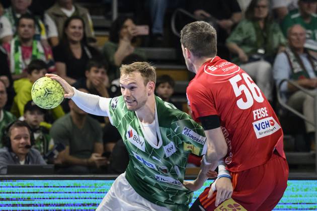 im Bild v.l.: Mathias Gidsel (Fuechse Berlin, 19), Hannes Feise (TSV Hannover Burgdorf, 56), Zweikampf, Action, Kampf, kaempft um den Ball, GER, Berlin, Handball, Fuechse Berlin vs TSV Hannover-Burgdorf, DAIKIN Handball-Bundesliga, in der Max Schmeling Halle, 20.04.2025, Copyright: HMBxMedia UwexKoch