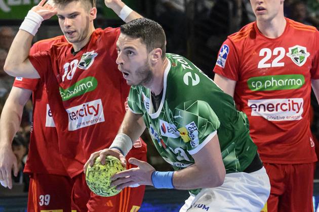 im Bild v.l.: Mijajlo Marsenic (Fuechse Berlin, 93), Zweikampf, Action, Kampf, kaempft um den Ball, GER, Berlin, Handball, Fuechse Berlin vs TSV Hannover-Burgdorf, DAIKIN Handball-Bundesliga, in der Max Schmeling Halle, 20.04.2025, Copyright: HMBxMedia UwexKoch