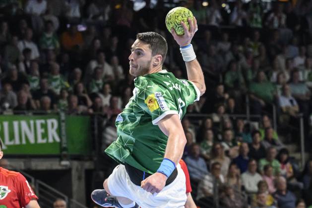 im Bild v.l.: Mijajlo Marsenic (Fuechse Berlin, 93), Zweikampf, Action, Kampf, kaempft um den Ball, GER, Berlin, Handball, Fuechse Berlin vs TSV Hannover-Burgdorf, DAIKIN Handball-Bundesliga, in der Max Schmeling Halle, 20.04.2025, Copyright: HMBxMedia UwexKoch
