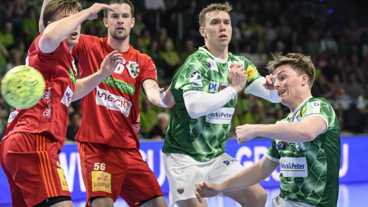 im Bild v.l.: Nils Lichtlein (Fuechse Berlin, 17), Tor, Zweikampf, Action, Kampf, kaempft um den Ball, GER, Berlin, Handball, Fuechse Berlin vs TSV Hannover-Burgdorf, DAIKIN Handball-Bundesliga, in der Max Schmeling Halle, 20.04.2025, Copyright: HMBxMedia UwexKoch