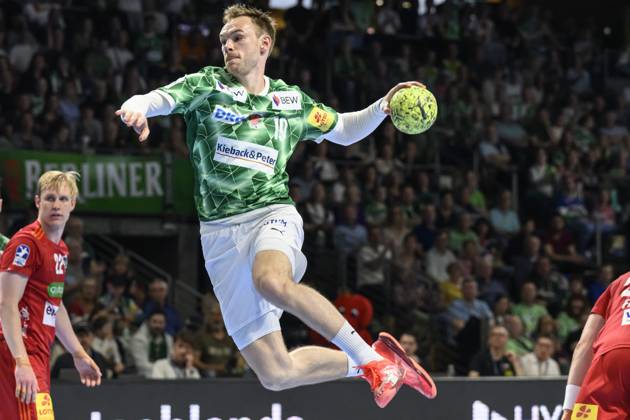 im Bild v.l.: Mathias Gidsel (Fuechse Berlin, 19), Tor, GER, Berlin, Handball, Fuechse Berlin vs TSV Hannover-Burgdorf, DAIKIN Handball-Bundesliga, in der Max Schmeling Halle, 20.04.2025, Copyright: HMBxMedia UwexKoch
