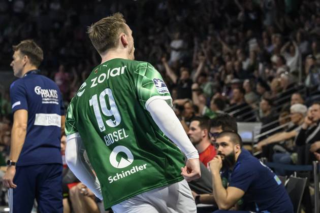 im Bild v.l.: Mathias Gidsel (Fuechse Berlin, 19), jubelt zum Publikum,Tor, Treffer, Jubel, Torjubel, Freude, Begeisterung, feiert, GER, Berlin, Handball, Fuechse Berlin vs TSV Hannover-Burgdorf, DAIKIN Handball-Bundesliga, in der Max Schmeling Halle, 20.04.2025, Copyright: HMBxMedia UwexKoch