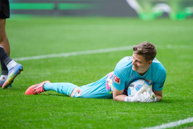 Finn Dahmen (1, FC Augsburg) kann den Ball sicher halten beim Spiel FC Augsburg v Eintracht Frankfurt, Fußball, Herren, Bundesliga, 2024 2025, 30.Spieltag am 20.04.2025 in Augsburg, WWK-Arena. DFL and DFB regulations prohibit any use of photographs as image sequences and or quasi-video. Bayern Deutschland