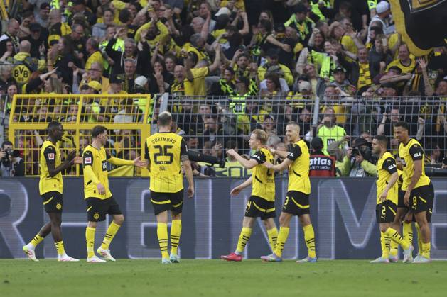 Daniel Svensson (Borussia Dortmund) Torjubel,jubelt mit seiner Mannschaft nach dem Treffer zum 3:1 waehrend des Spiels der 1. Bundesliga zwischen Borussia Dortmund und Borussia Mönchengladbach, SIGNAL IDUNA PARK am 20. April 2025 in Dortmund, Deutschland. (Foto von Oliver Kaelke DeFodi Images) +++ Daniel Svensson (Borussia Dortmund) celebrates after scoring his team s third goal with teammates during the Bundesliga match between Borussia Dortmund and Borussia Mönchengladbach at Signal Iduna Park on April 20, 2025 in Dortmund, Germany. (Photo by Oliver Kaelke DeFodi Images) DFL regulations prohibit any use of photographs as image sequences and or quasi-video. (Photo by Oliver Kaelke DeFodi Images)