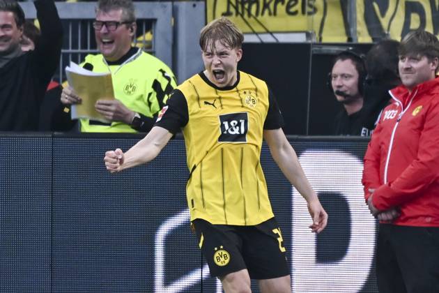 Daniel Svensson (Dortmund 24) jubelt nach dem Tor zum 3:1 20.04.2025 Fussball Borussia Dortmund vs Borussia Moenchengladbach, Signal Iduna Park, Dortmund, DFB DFL REGULATIONS PROHIBIT ANY USE OF PHOTOGRAPHS AS IMAGE SEQUENCES AND OR QUASI-VIDEO