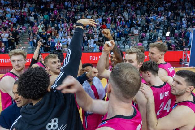 Die Mannschaft der Telekom Baskets Bonn feiert den Sieg gegen MLP Academics Heidelberg Telekom Baskets Bonn vs. MLP Academics Heidelberg, Basketball, easy Credit BBL, 29. Spieltag, 2024 2025, 20.04.2025 Telekom Baskets Bonn vs. MLP Academics Heidelberg, Basketball, easy Credit BBL, 29. Spieltag, 2024 2025, 20.04.2025 Bonn Copyright: xEibner-Pressefoto GerhardxWingenderx EP_GWR