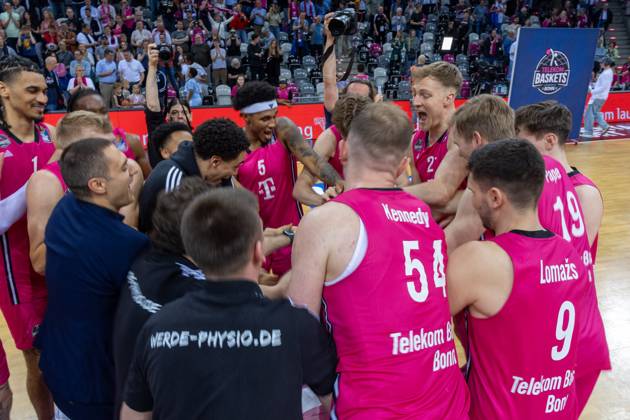 Die Mannschaft der Telekom Baskets Bonn feiert den Sieg gegen MLP Academics Heidelberg Telekom Baskets Bonn vs. MLP Academics Heidelberg, Basketball, easy Credit BBL, 29. Spieltag, 2024 2025, 20.04.2025 Telekom Baskets Bonn vs. MLP Academics Heidelberg, Basketball, easy Credit BBL, 29. Spieltag, 2024 2025, 20.04.2025 Bonn Copyright: xEibner-Pressefoto GerhardxWingenderx EP_GWR