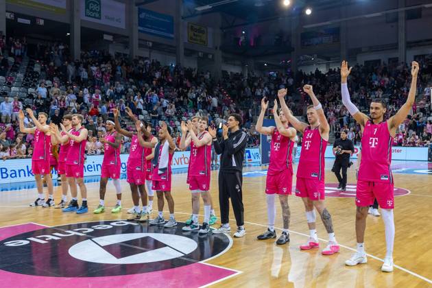 Die Mannschaft der Telekom Baskets Bonn feiert mit den Fans den Sieg gegen MLP Academics Heidelberg Telekom Baskets Bonn vs. MLP Academics Heidelberg, Basketball, easy Credit BBL, 29. Spieltag, 2024 2025, 20.04.2025 Telekom Baskets Bonn vs. MLP Academics Heidelberg, Basketball, easy Credit BBL, 29. Spieltag, 2024 2025, 20.04.2025 Bonn Copyright: xEibner-Pressefoto GerhardxWingenderx EP_GWR