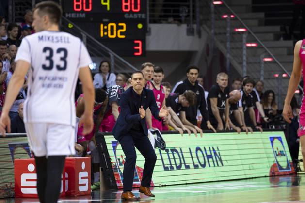 Head Coach Marko STANKOVIC (BON, mi.) feuert seine Spieler an, Klatschen, Geste. Endstand 85:80, Basketball 1.Bundesliga Telekom Baskets Bonn-MLP Academic Heidelberg BON vs HDB Hauptrunde 29. Spieltag, im T E L E K O M D O M E, am 20.04.2025 Â
