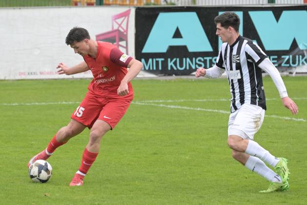Antonis Aidonis (SG Sonnenhof Großaspach, 15) im Zweikampf mit Yannick Spaet (FC 08 Villingen II, 11) FC 08 Villingen II vs. SG Sonnenhof Großaspach, Fussball, Oberliga Baden-Wuerttemberg, 28.Spieltag, Saison 2024 2025, 20.04.2025 FC 08 Villingen II vs. SG Sonnenhof Großaspach , Fussball, Oberliga Baden-Wuerttemberg, 28.Spieltag , Saison 2024 2025 , 20.04.2025 Villingen Copyright: xEibner-Pressefotox TobiasxBaurx EP_TBR