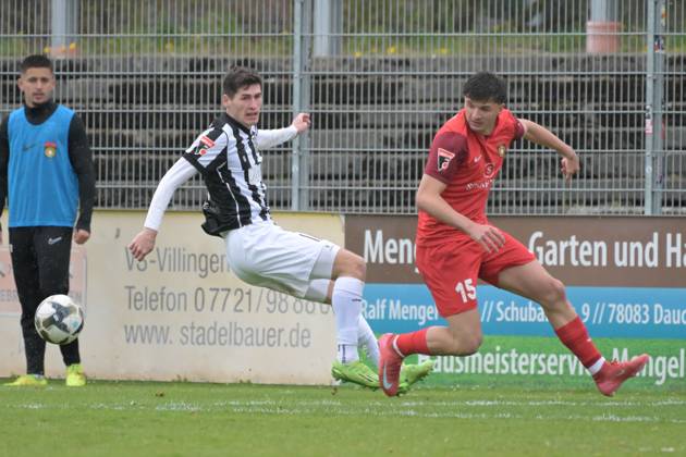 Antonis Aidonis (SG Sonnenhof Großaspach, 15) im Zweikampf mit Yannick Spaet (FC 08 Villingen II, 11) FC 08 Villingen II vs. SG Sonnenhof Großaspach, Fussball, Oberliga Baden-Wuerttemberg, 28.Spieltag, Saison 2024 2025, 20.04.2025 FC 08 Villingen II vs. SG Sonnenhof Großaspach , Fussball, Oberliga Baden-Wuerttemberg, 28.Spieltag , Saison 2024 2025 , 20.04.2025 Villingen Copyright: xEibner-Pressefotox TobiasxBaurx EP_TBR