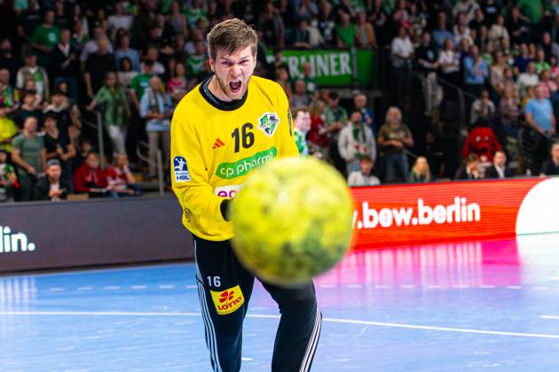 Simon Gade (TSV Hannover-Burgdorf, Nr. 16) (v.l.), Füchse Berlin (weiß) gegen TSV Hannover-Burgdorf (rot) am 26. Spieltag der Saison 2024 2025 in der DAIKIN Handball-Bundesliga (20.04.2025, Max-Schmeling-Halle (Berlin, GER), Copyright: xJanxGuentherx xTSVxHannover-Burgdorfx