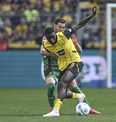 v. li. im Zweikampf Joe Scally (Moenchengladbach 29) Serhou Guirassy (Dortmund 9) 20.04.2025 Fussball Borussia Dortmund vs Borussia Moenchengladbach, Signal Iduna Park, Dortmund, DFB DFL REGULATIONS PROHIBIT ANY USE OF PHOTOGRAPHS AS IMAGE SEQUENCES AND OR QUASI-VIDEO