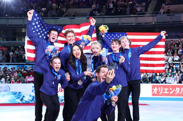 Japan team group, Mannschaftsbild, Totale APRIL 19, 2025 - Figure skating, Eiskunstlauf : ISU World Team Trophy in Figure Skating 2025 Award ceremony at Tokyo Metropolitan Gymnasium in Tokyo, Japan. (288094332)